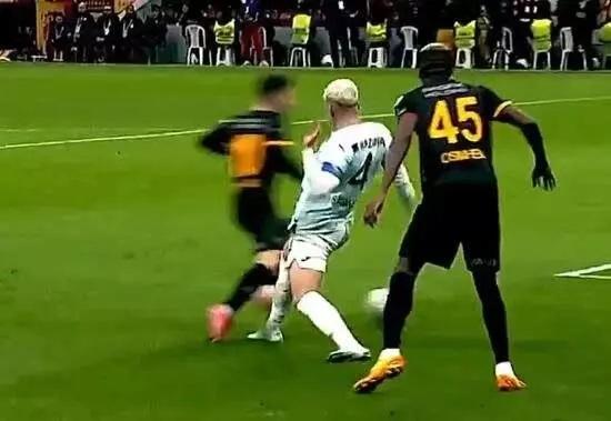 阿達納球員被指踢跌對手判12碼。(影片截圖)