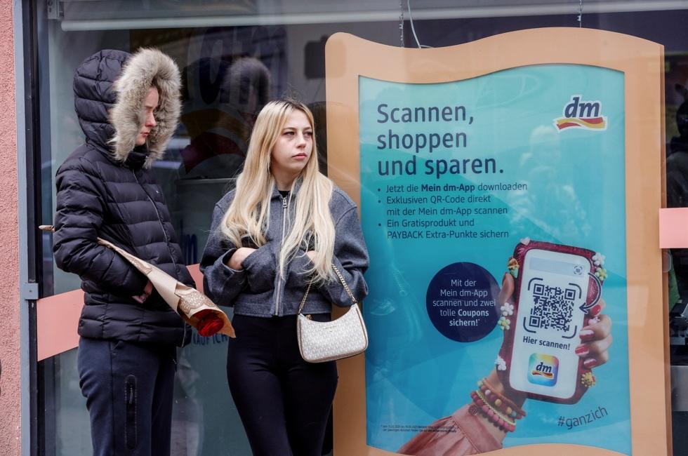 民眾帶鮮花到場悼念死者。(路透社)