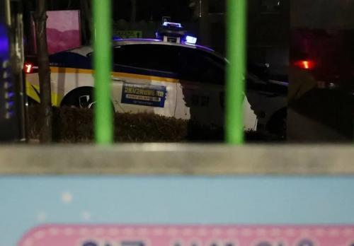 警方周一到案發小學調查。(互聯網)