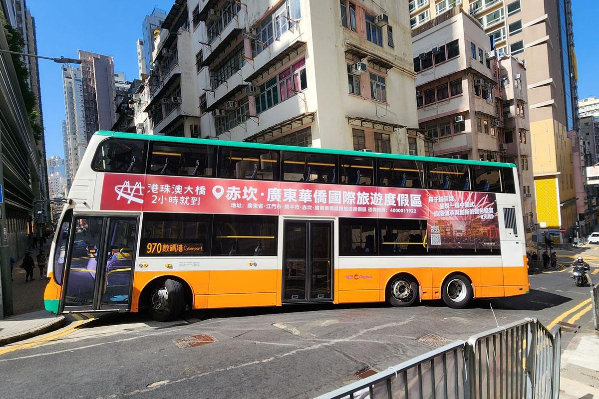 有巴士疑誤闖東邊街,於轉彎時卡在路中。(網民LW Moon@FB群組「西環變幻時」)