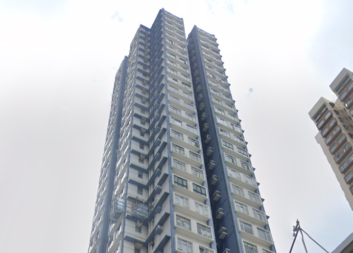 樓齡逾42年的屯門單幢樓利寶大廈,日常購物非常方便,一落樓有齊各式生活所需。