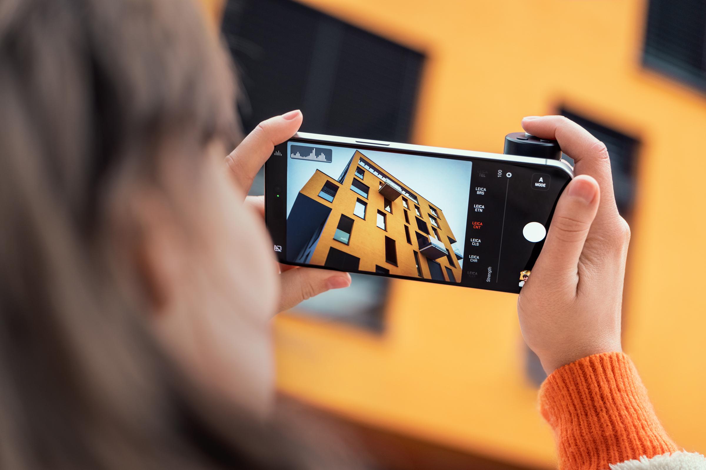 可使用手柄上的快門按鈕拍攝。