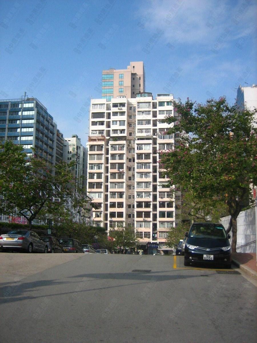 尖沙咀單幢舊樓幸運大廈,位置旺中帶靜,距離佐敦站只需約一分鐘步程。