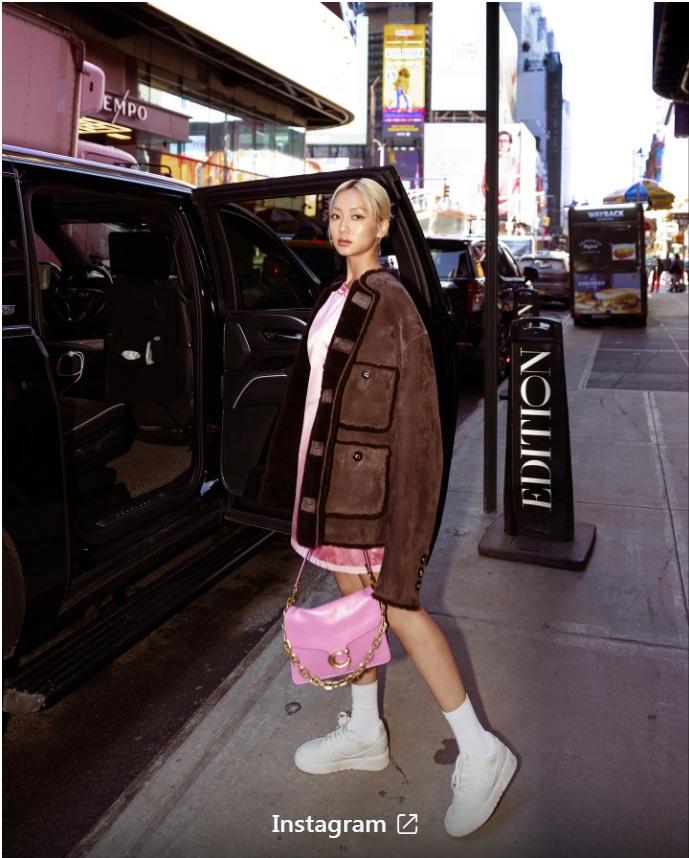 身穿粉紅色satin one piece的Marf,下襯COACH新款Soho Sneaker,展現甜美摩登都市風格。