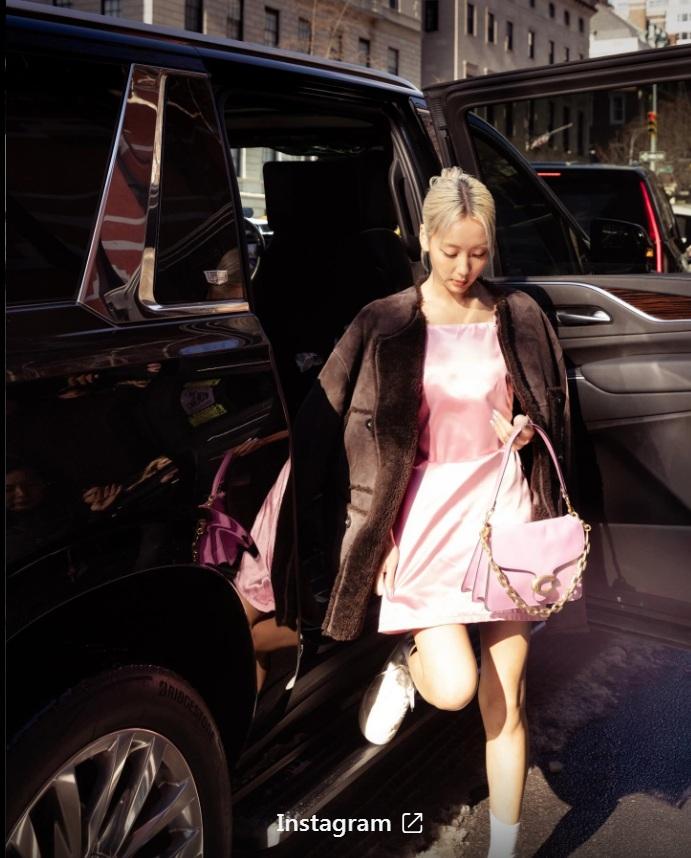 手拿Chain Tabby 30 手袋的Marf,愈來愈有一姐氣場。