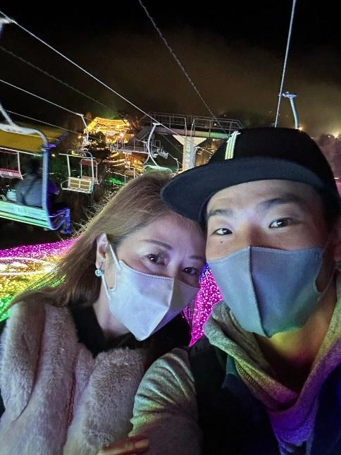 兩人相差21歲,譜出姊弟戀。(互聯網)