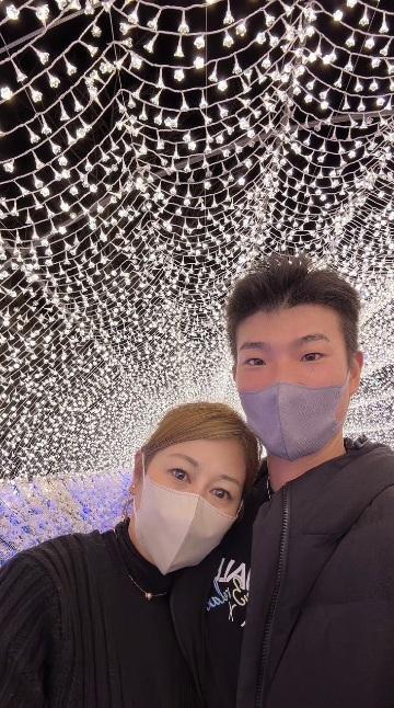 兩人相差21歲,譜出姊弟戀。(互聯網)