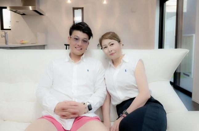 兩人相差21歲,譜出姊弟戀。(互聯網)