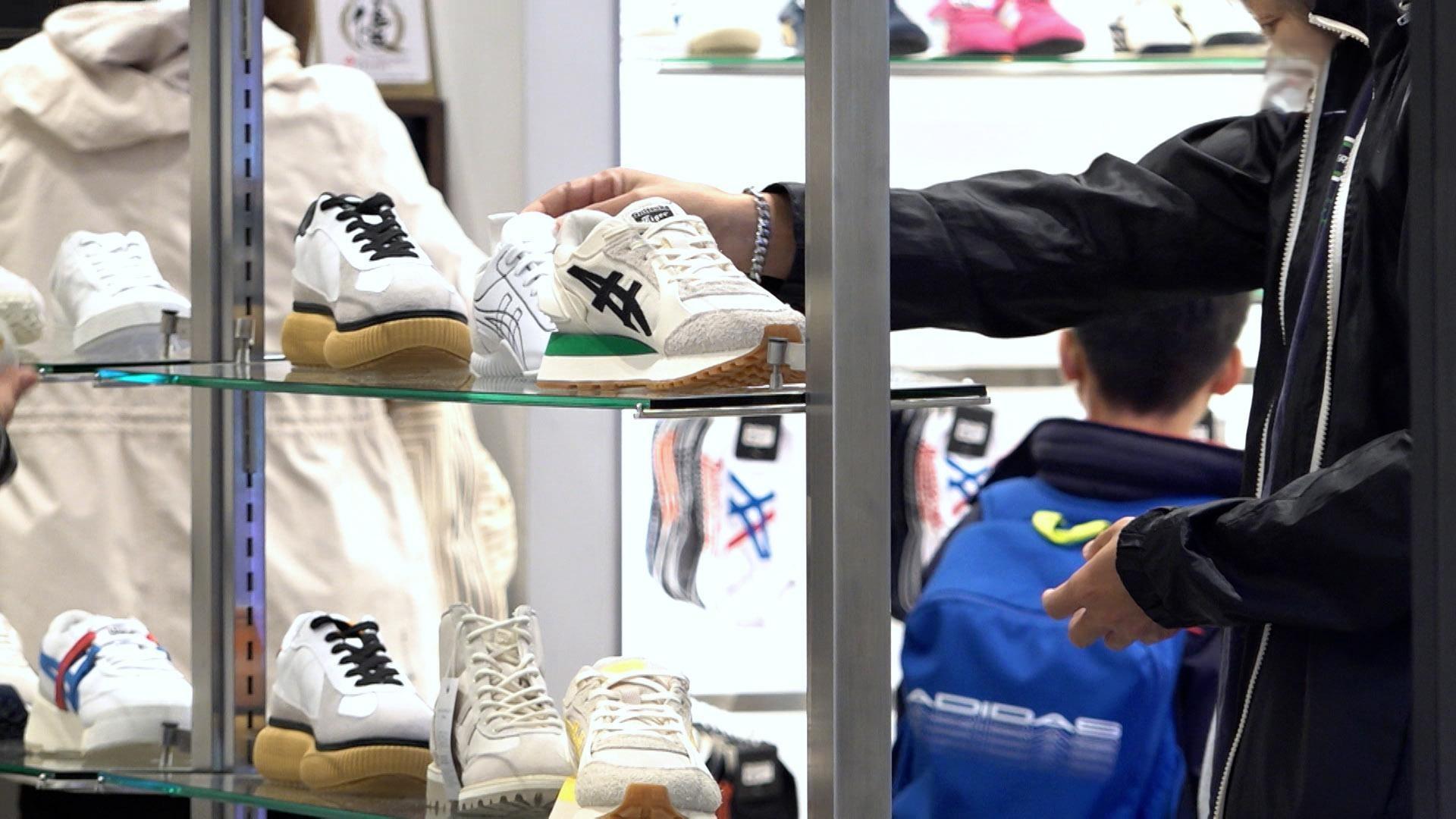 謝邱安儀表示,去年全年零售業總銷貨價值較2023年全年下跌7.3%,情況並不理想,但屬於預估之內。(港台圖片)