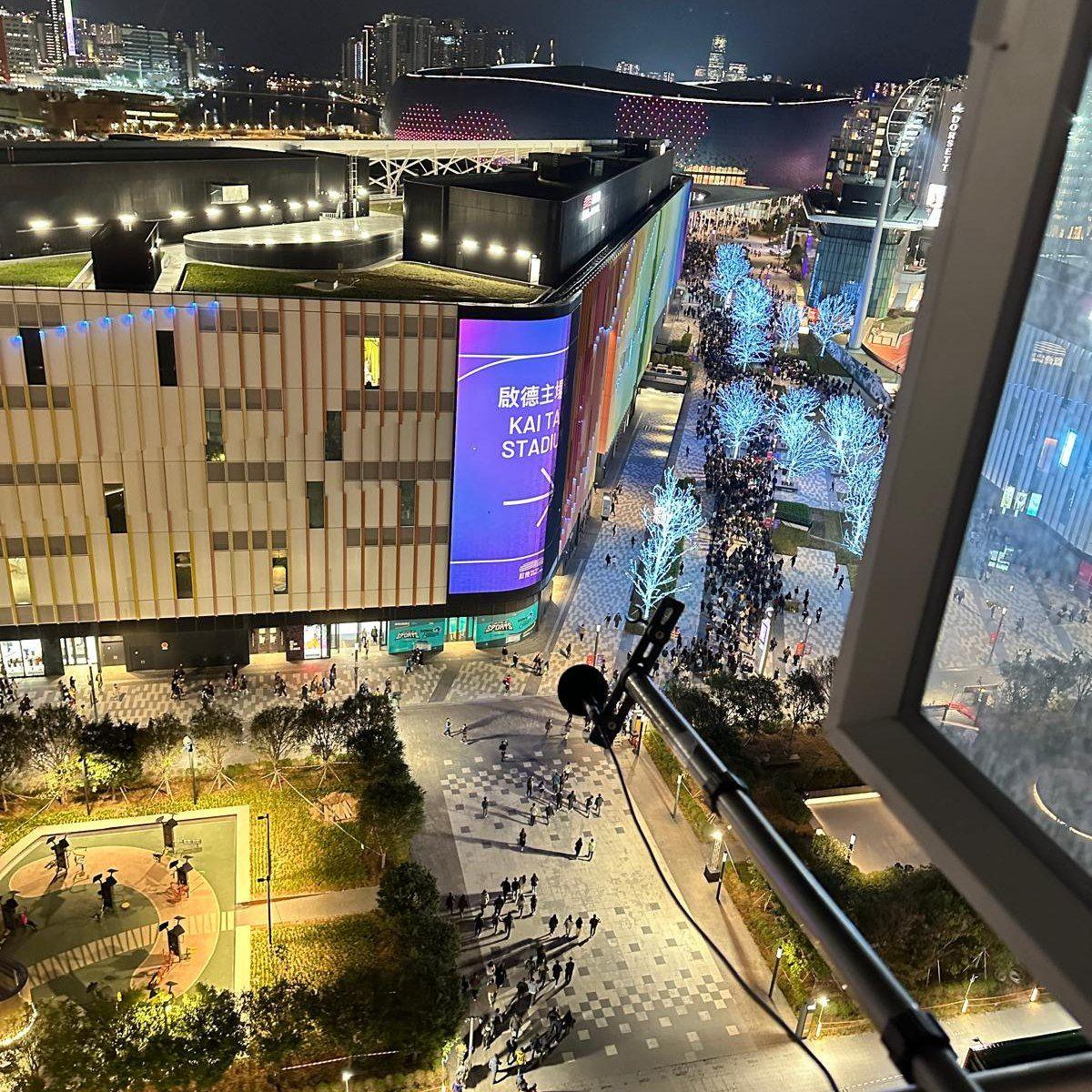 啟德體育園|環保署於啟欣苑量度噪音。(環保署社交平台)