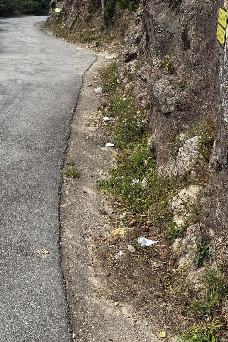 港男組團登山執垃圾,今日在飛鵝山檢獲安全套和大量煙頭等。(Threads用戶「the_night_spyder」圖片)