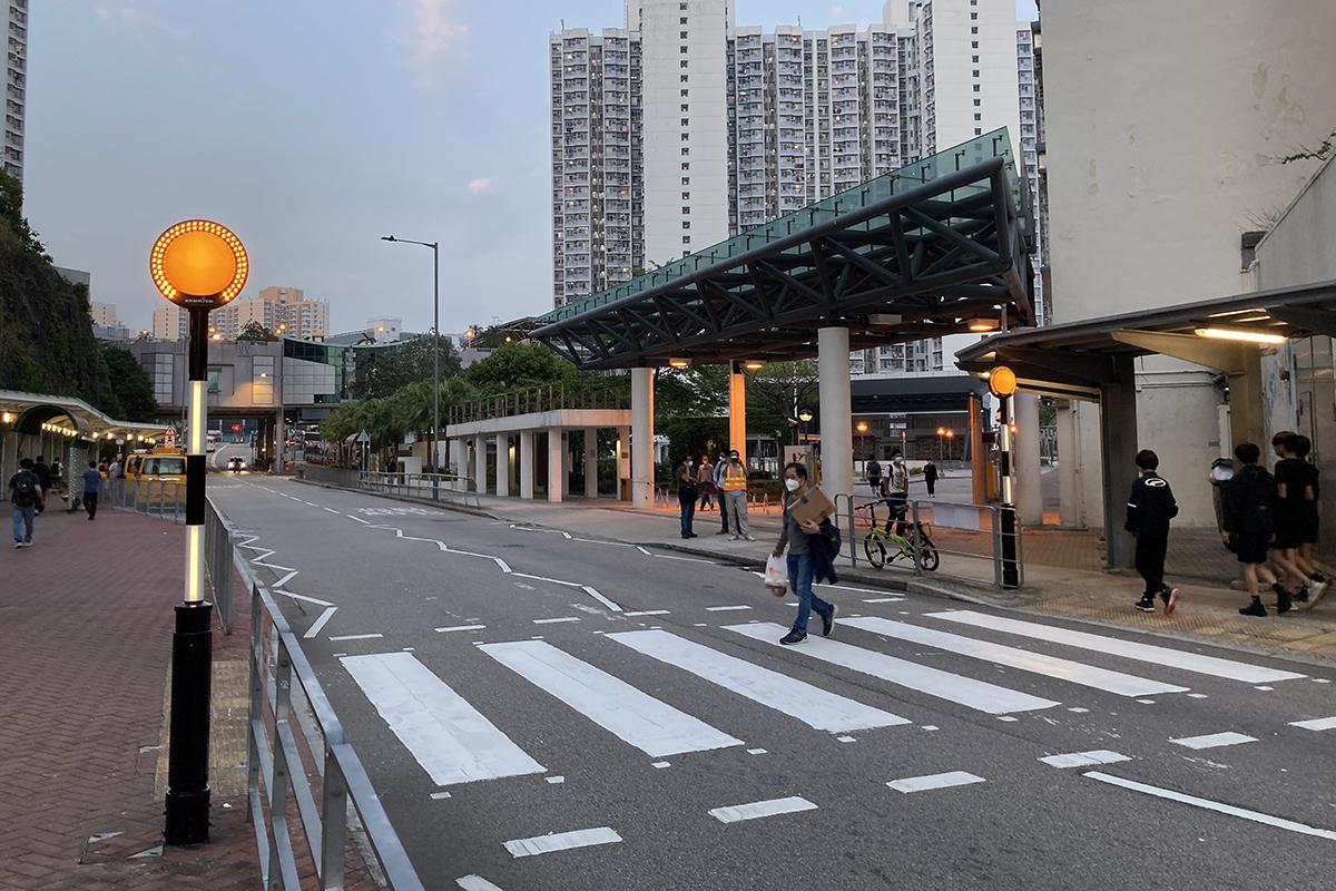 運輸署將把全港傳統黃波燈,更換成帶有可發出閃光LED光環的新型黃波燈。(資料圖片/政府新聞處)