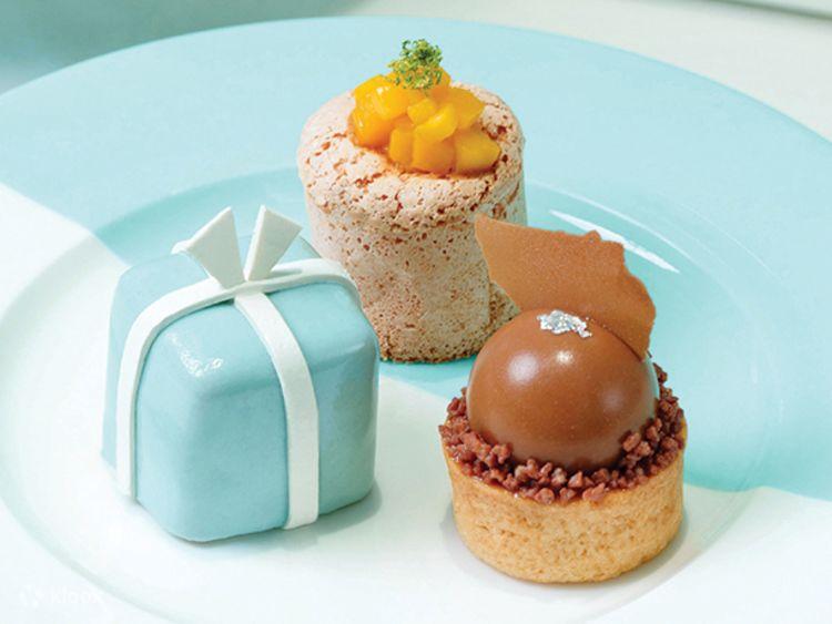 The Tiffany Blue Box Cafe送蛋糕