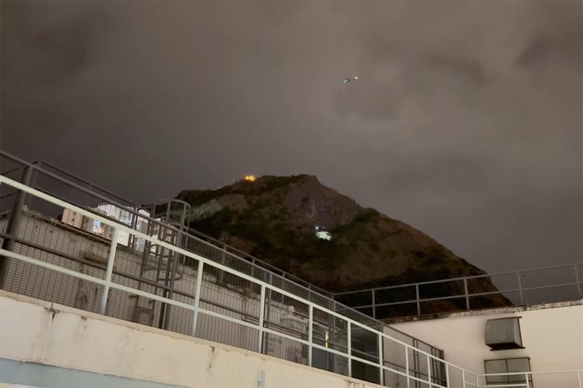 直升機在飛鵝山一帶盤旋搜救。(FB群組「Choi Wan Estate彩雲邨」)