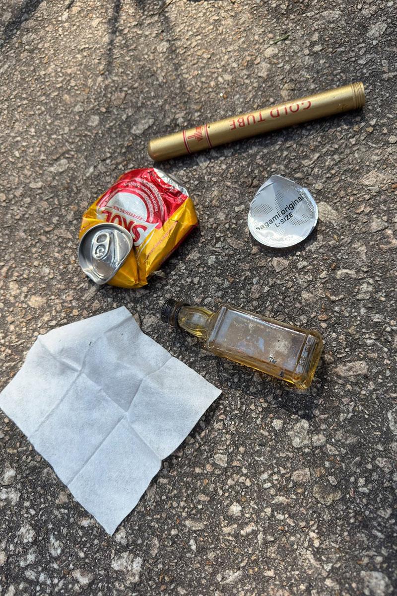 港男組團登山執垃圾,今日在飛鵝山檢獲安全套和大量煙頭等。(Threads用戶「the_night_spyder」圖片)