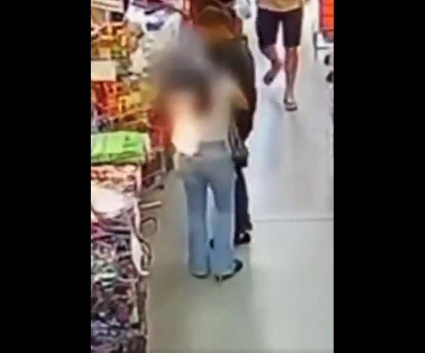 放牛仔褲左邊後袋的手機突爆炸起火。(互聯網)