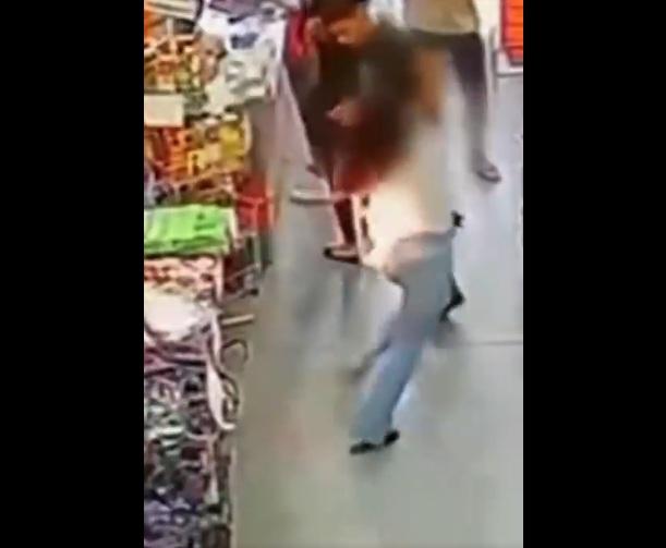 女子火燒後欄,嚇到彈起。(互聯網)