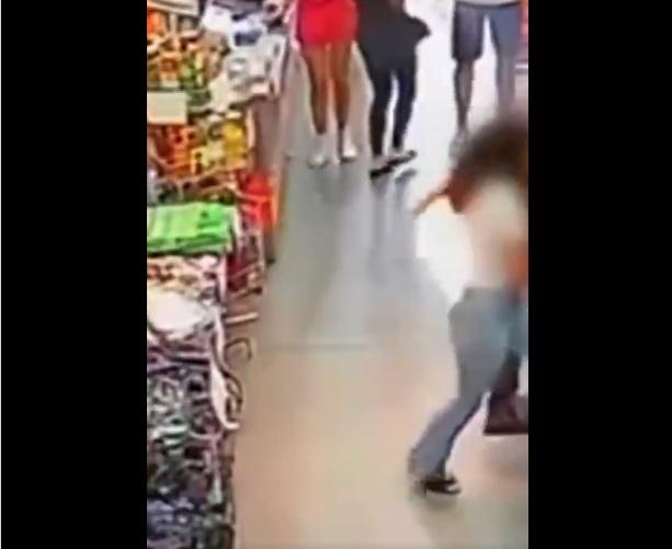 女子火燒後欄,嚇得亂跑。(互聯網)