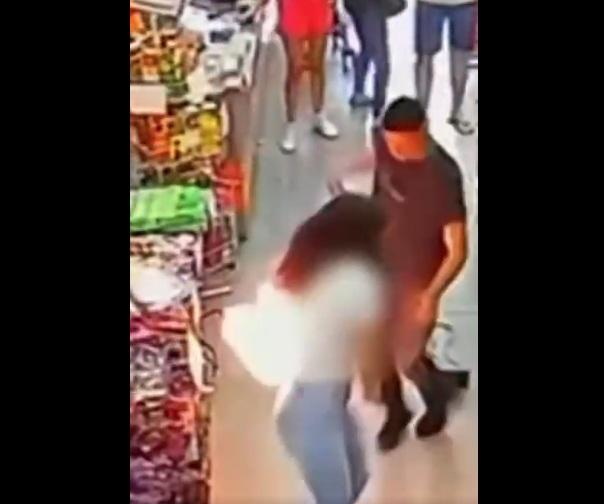 火勢大,丈夫幫忙滅火。(互聯網)