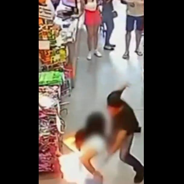 火勢大,丈夫幫忙滅火。(互聯網)