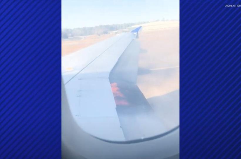 客機在跑道滑行時,右邊引擎噴出橙紅火焰。(互聯網)