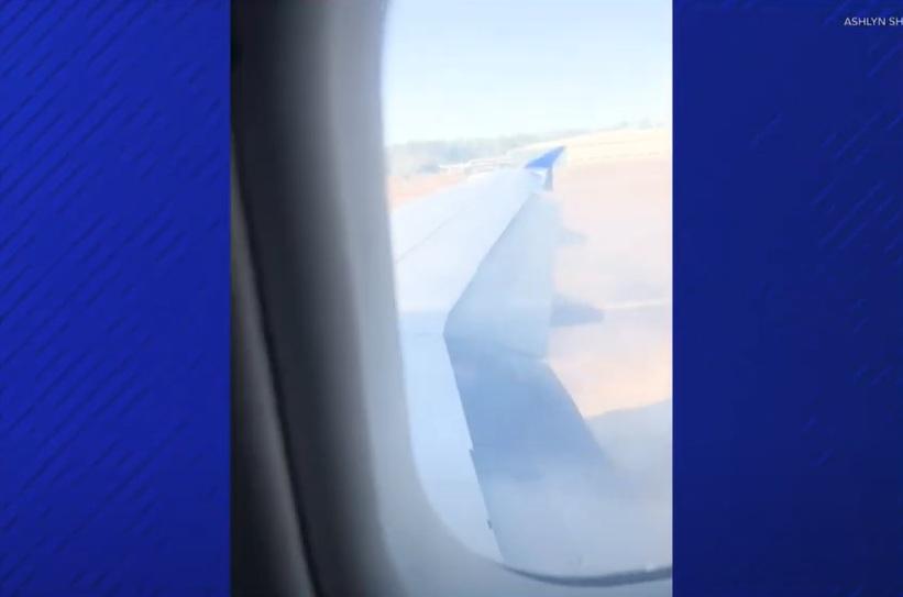 客機在跑道滑行時,右邊引擎噴火冒煙。(互聯網)