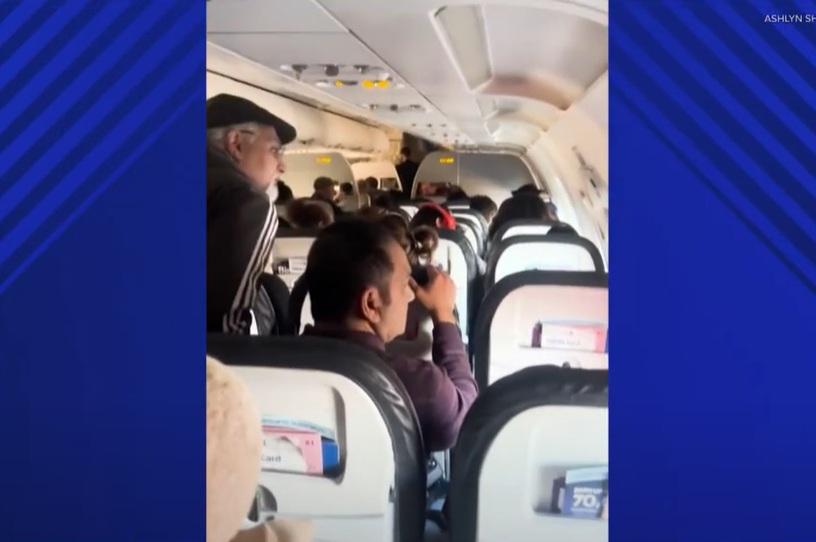 乘客在機艙張望。(互聯網)