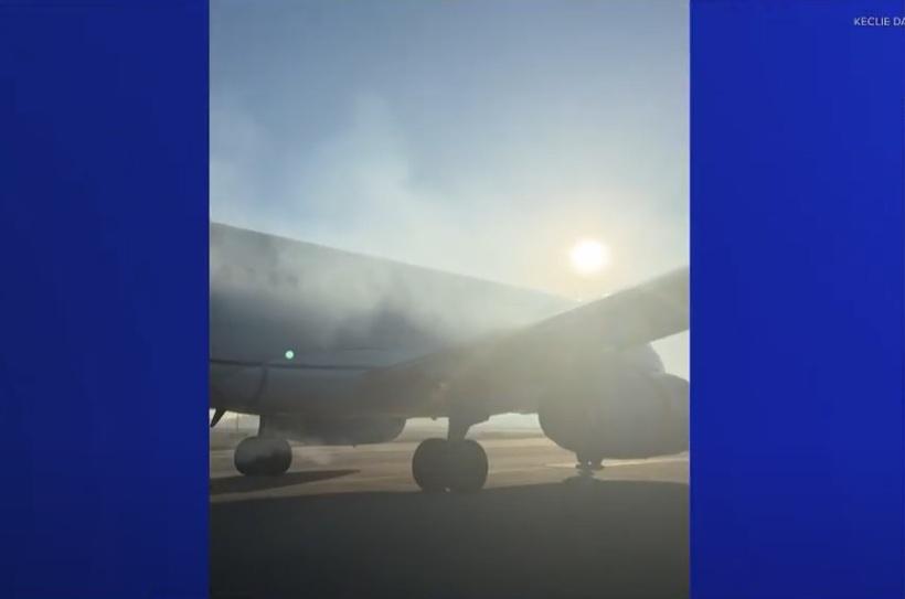 客機停在跑道,引擎部分仍冒煙。(互聯網)