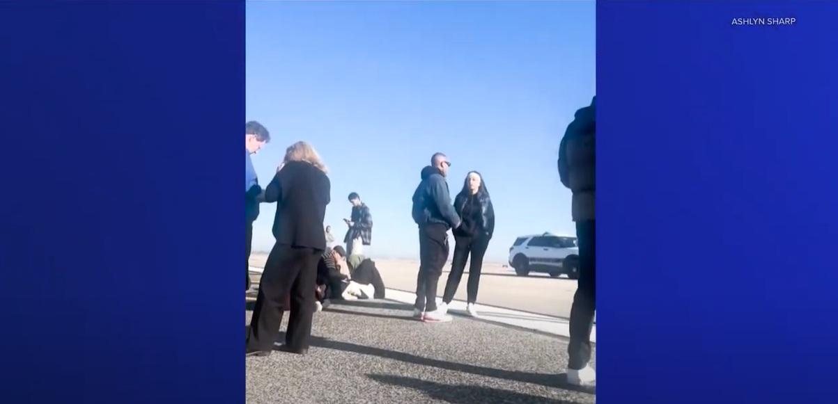 乘客疏散到跑道,等候安排。(互聯網)