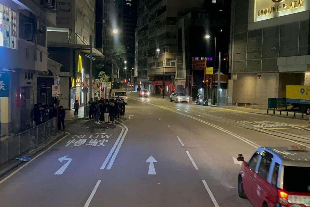 一批巴士迷凌晨站在禮頓道,準備拍攝渣打馬拉松特別路線。(網民KasKas Chan@FB群組「車cam L(香港群組)」)