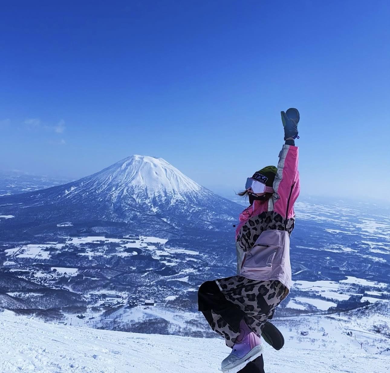 李彩華一身粉紅豹紋造型登場,興奮地在富士山前打卡。
