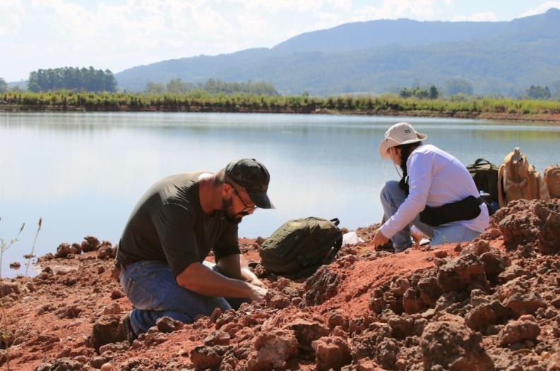 科學家在巴西南大河州城市南天堂的現場發掘。(互聯網)
