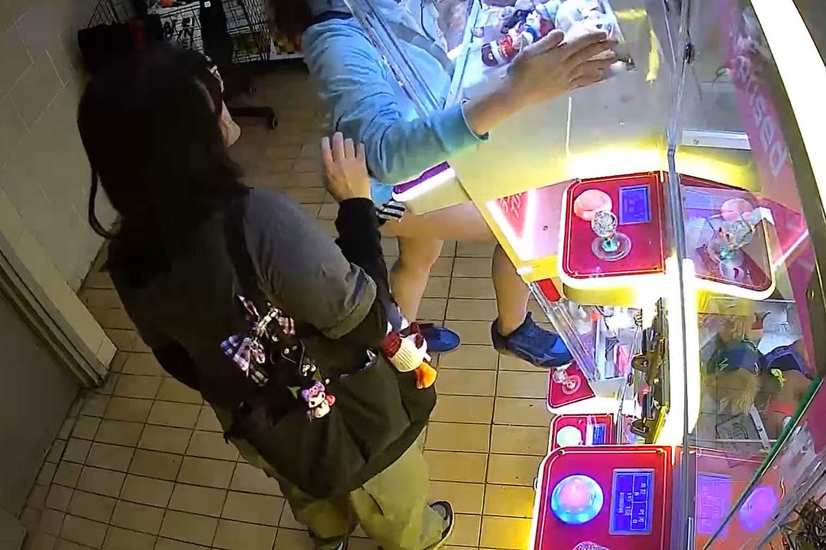 有夾公仔機遭拉跌損毀的過程被閉路電視拍下,可見兩女最初已拉前夾公仔機。(FB群組「南區之友2.0」影片截圖)