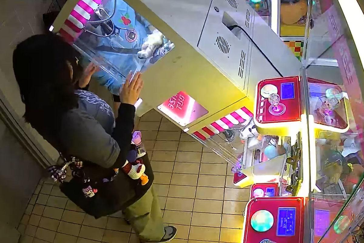 有夾公仔機遭拉跌損毀的過程被閉路電視拍下,可見兩女最初已拉前夾公仔機。(FB群組「南區之友2.0」影片截圖)