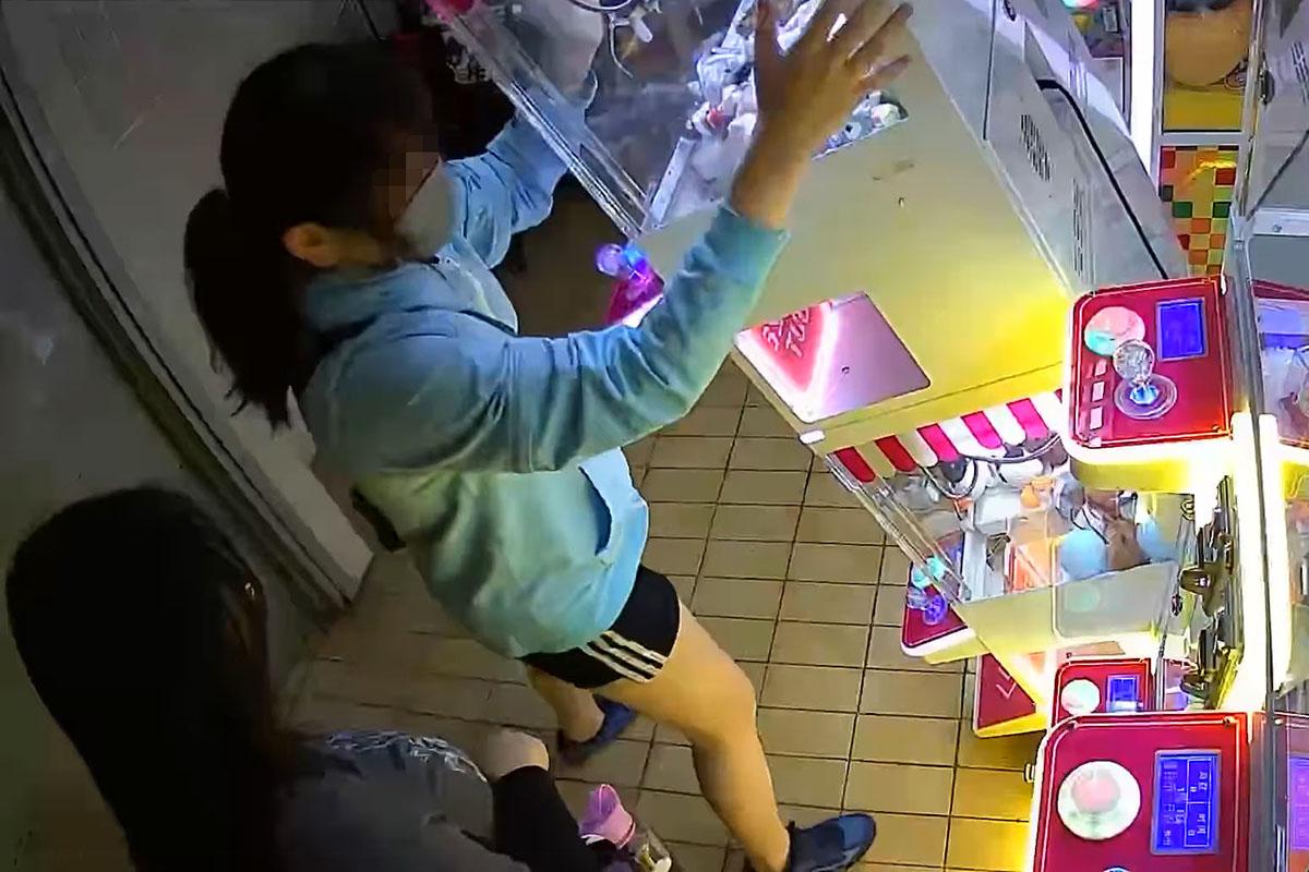 有夾公仔機遭拉跌損毀的過程被閉路電視拍下,兩女其後再次拉動夾公仔機及拍打。(FB群組「南區之友2.0」影片截圖)
