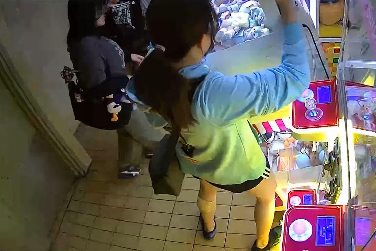 有夾公仔機遭拉跌損毀的過程被閉路電視拍下,兩人準備取用旁邊辦公椅承托機器。(FB群組「南區之友2.0」影片截圖)