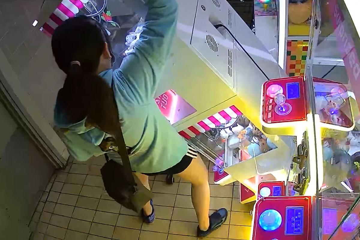 有夾公仔機遭拉跌損毀的過程被閉路電視拍下,女子疑不夠力托起機器。(FB群組「南區之友2.0」影片截圖)