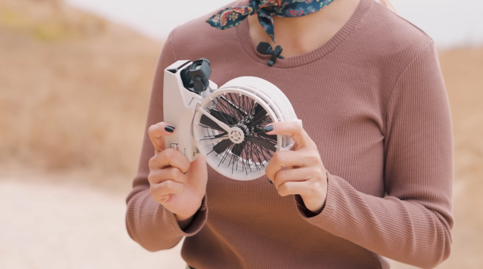 DJI Flip最大的特色是機身螺旋槳採用摺疊設計,摺疊後只有手掌大小,與 Neo 大小相近,方便放入背包攜帶。