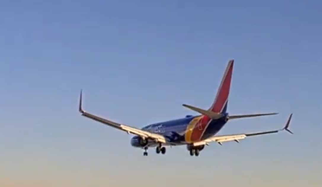 西南航空一架客機在芝加哥中途國際機場降落時,有私人飛機未經授權進入跑道,兩機幾乎相撞,西南航空客機緊急復飛。(影片截圖)