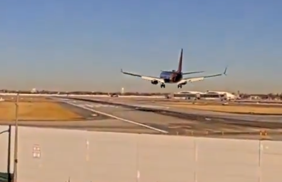 西南航空一架客機在芝加哥中途國際機場降落時,有私人飛機未經授權進入跑道,兩機幾乎相撞,西南航空客機緊急復飛。(影片截圖)