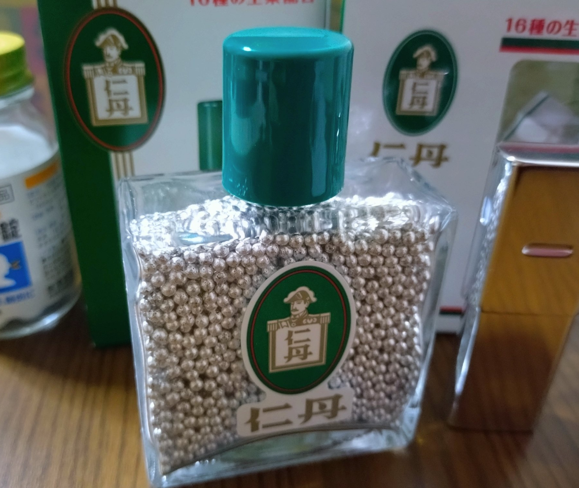 「仁丹」的外形是一顆顆銀色圓珠(x)