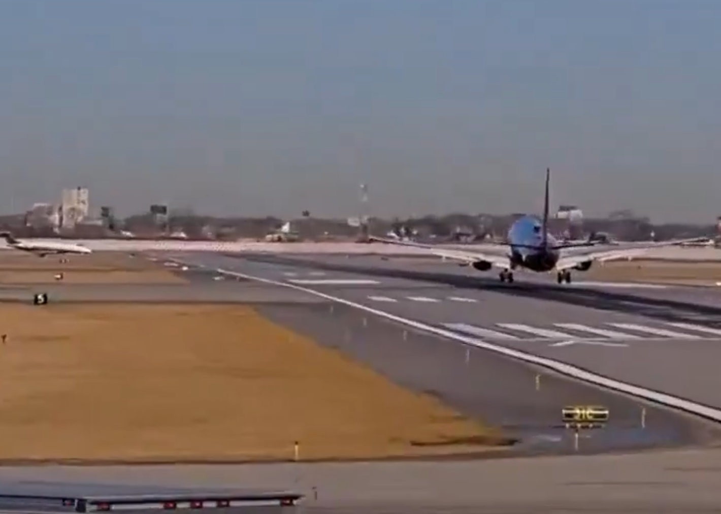西南航空一架客機在芝加哥中途國際機場降落時,有私人飛機未經授權進入跑道,兩機幾乎相撞,西南航空客機緊急復飛。(影片截圖)