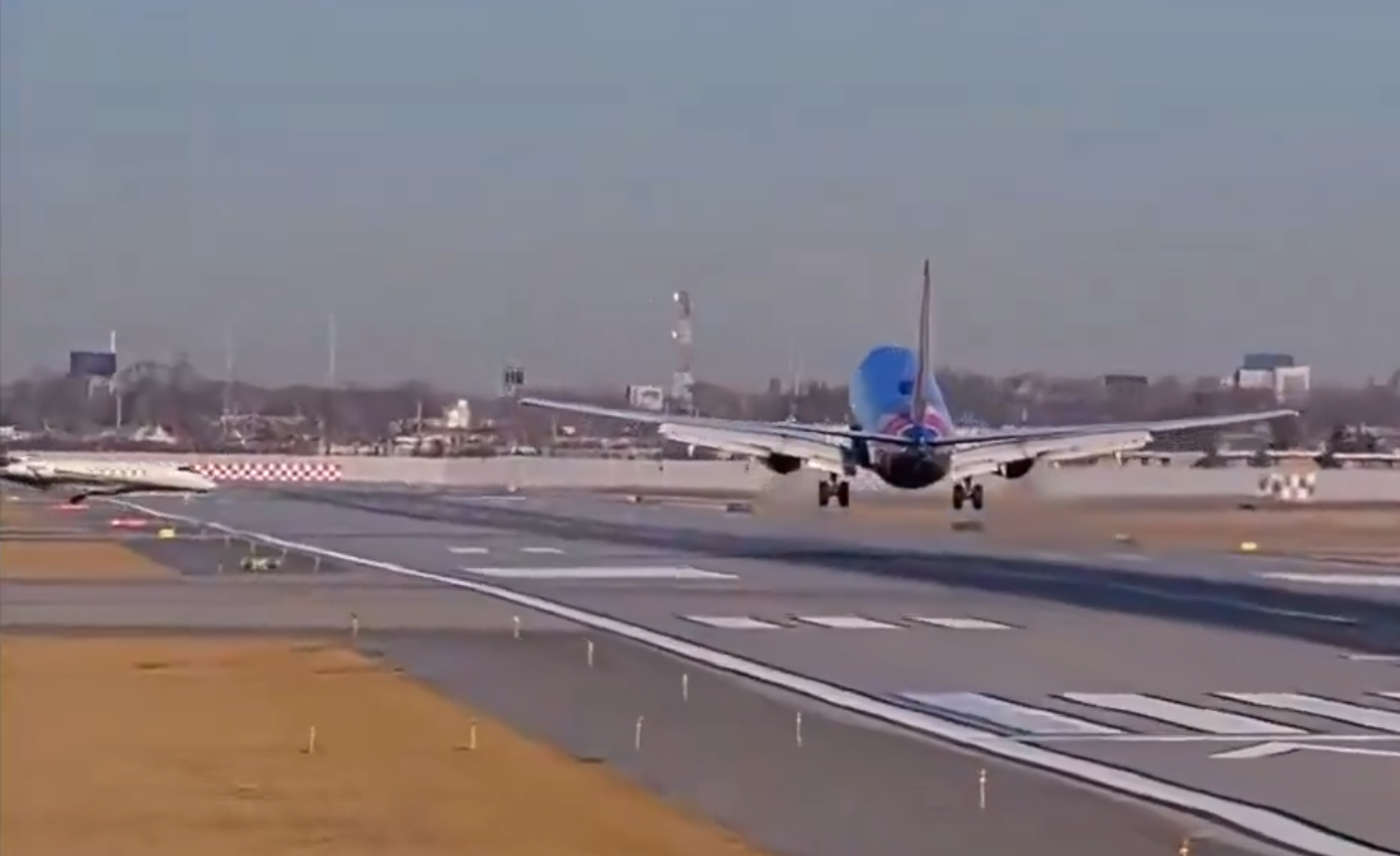 西南航空一架客機在芝加哥中途國際機場降落時,有私人飛機未經授權進入跑道,兩機幾乎相撞,西南航空客機緊急復飛。(影片截圖)