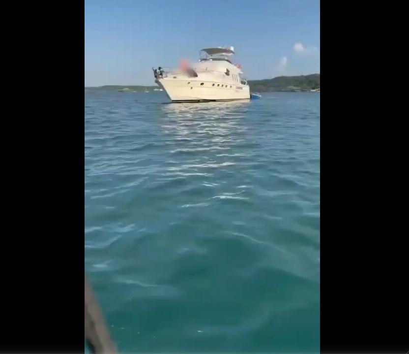 另一遊艇上的人發現後,離遠拍攝活春宮。(互聯網)