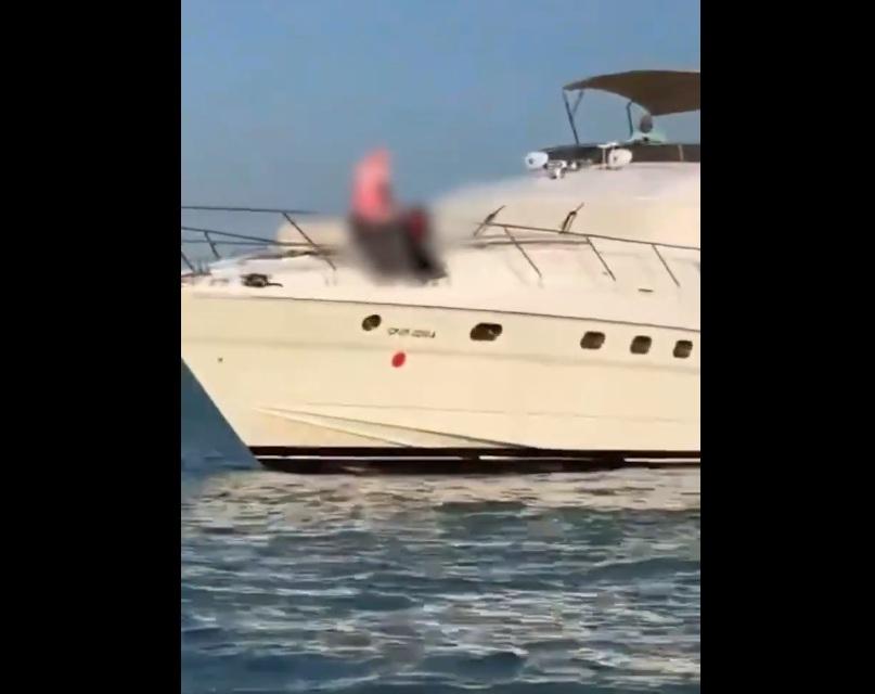 拍攝者zoom近,直擊男女活春宮。(互聯網)