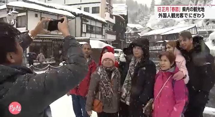 銀山溫泉不少遊客聚集街上拍攝。(互聯網)