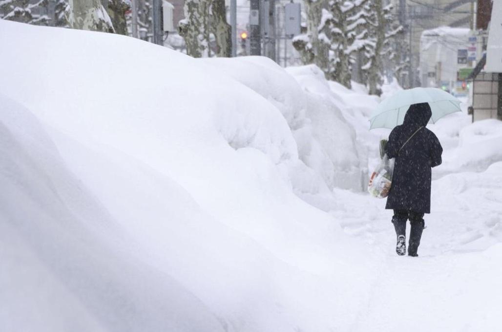 圖為日本青森縣上月初受暴雪侵襲。(資料圖片)