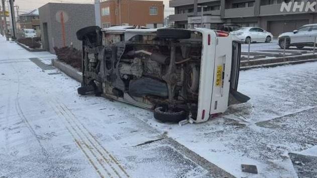 有汽車翻側。(互聯網)