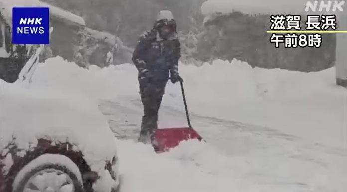 滋賀居民冒著風雪清理積雪。(互聯網)