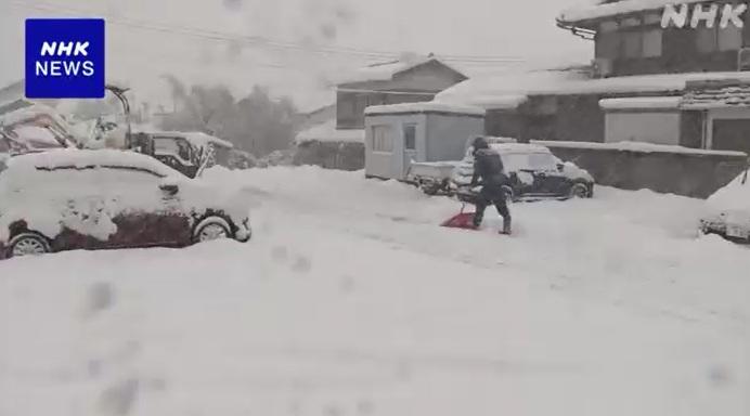 滋賀居民冒著風雪清理積雪。(互聯網)
